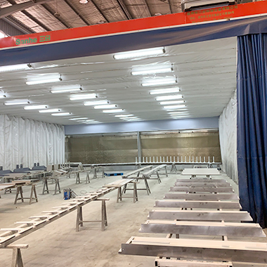 自動伸縮式無塵噴漆房設備（bèi）